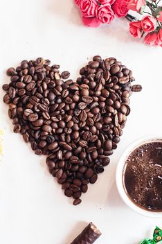 Coffee beans and cup of coffee - Kostenloses image #337893